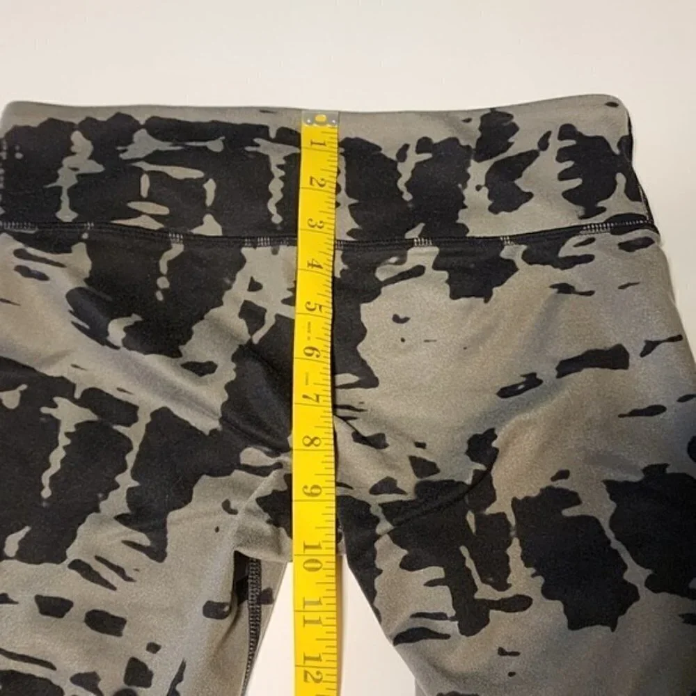 ALO Yoga sz S  black gray camouflage camo crop Capri leggings